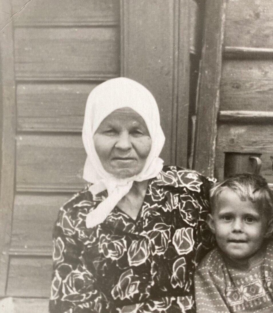 Бабушка и я-пацанка - "бабушкин хвостик"😉 у ступенек отчего дома. Фото из личного архива