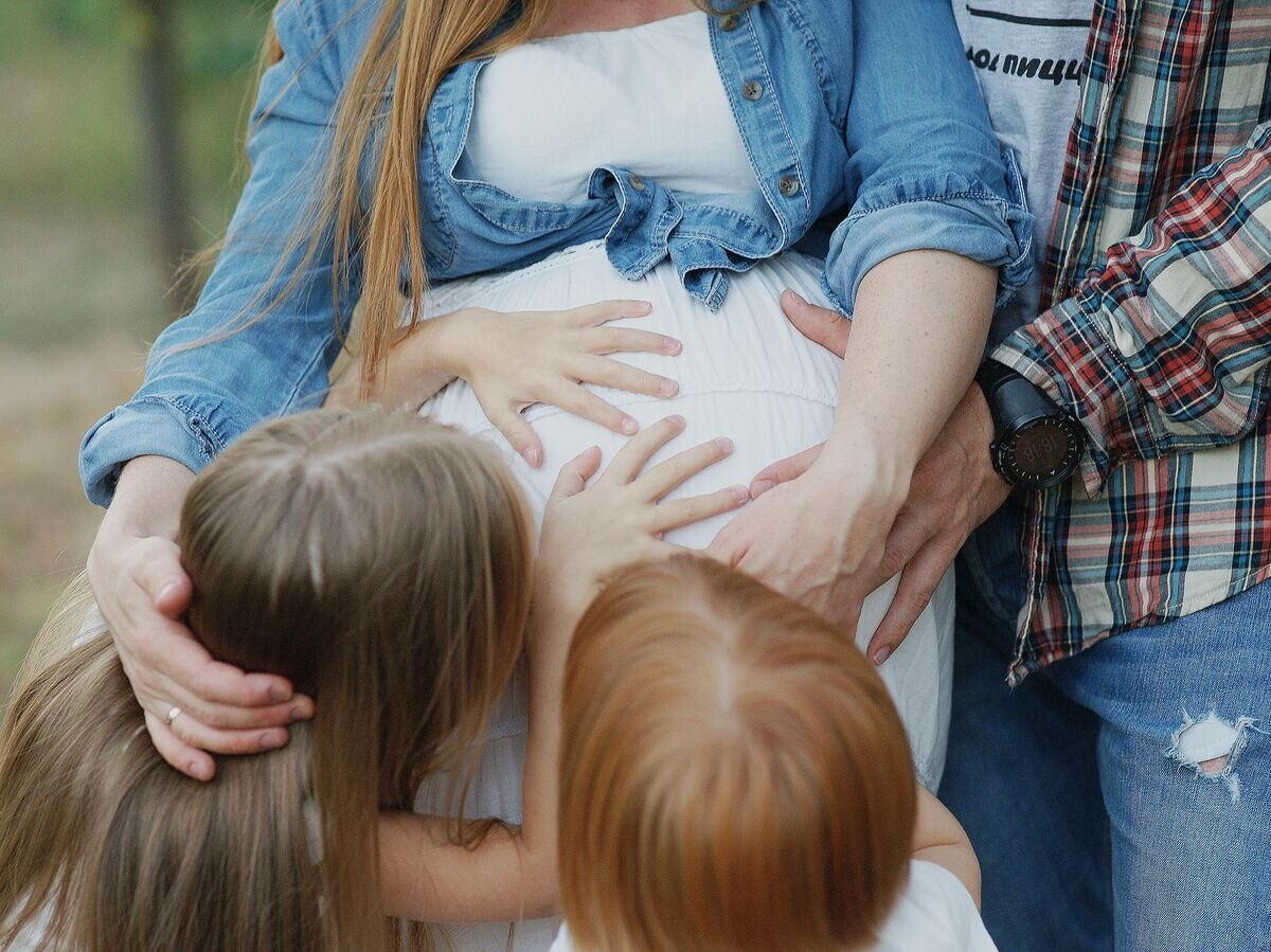    Многодетная семья © iStock.com / Elena Gromova