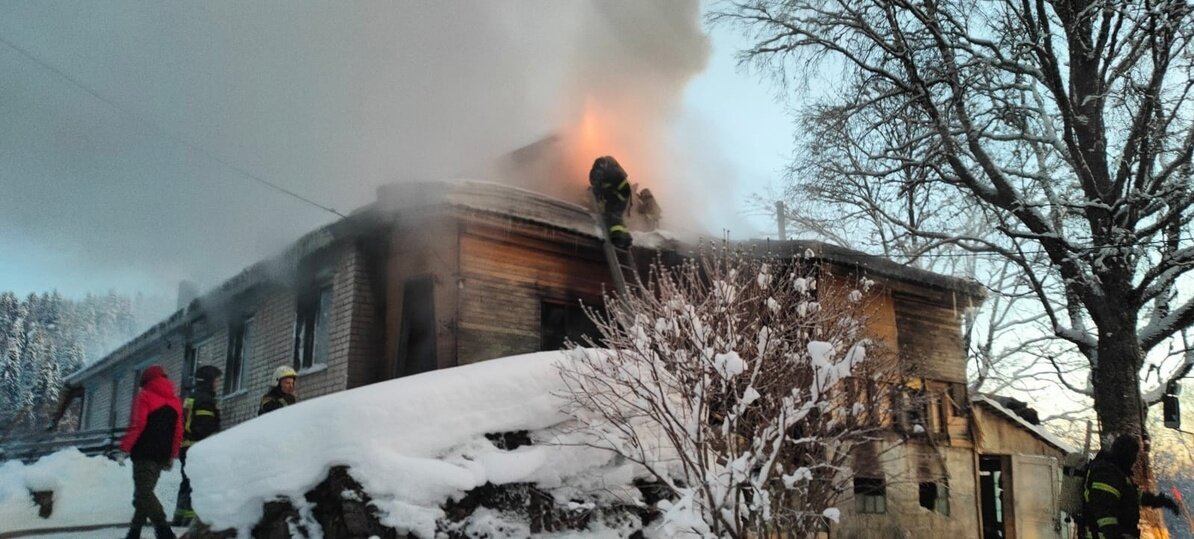 Повышенные дома. Дачный дом на участке с уклоном. Дом на участке с небольшим уклоном. Пристройка к дому. Пристройка к дому.