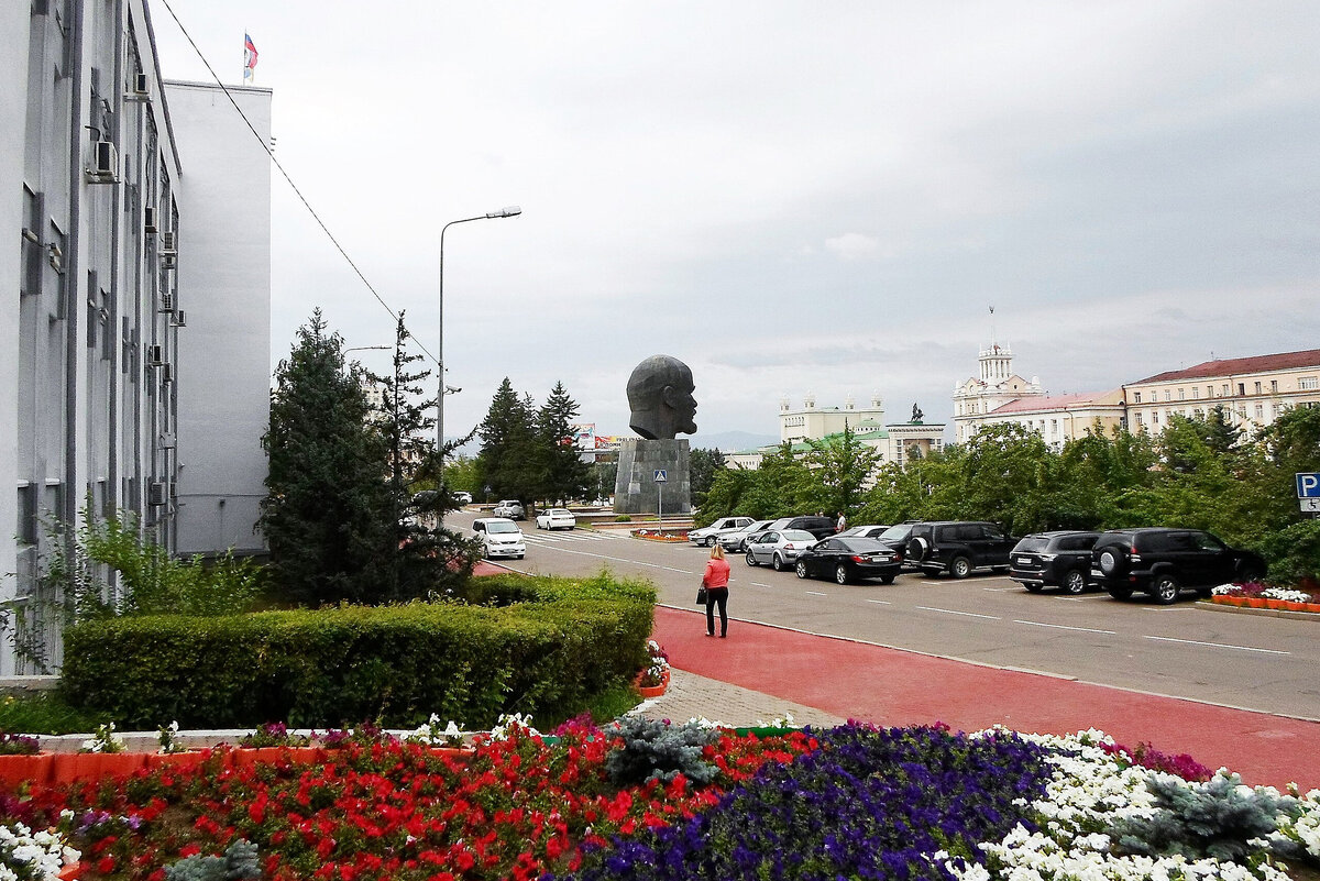 Самая большая скульптура головы Ленина в мире расположена в центре площади Советов. Высота — около восьми метров, ширина — 4,5 метра, а вес — целых 42 тонны. Фото: Alava / Wikimedia / CC BY-SA 4.0 