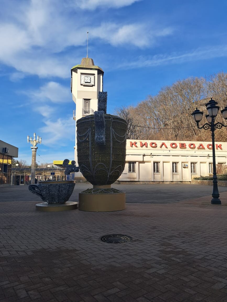 Самовар на остановке ж/д вокзала я сфотографировала сегодня днем.