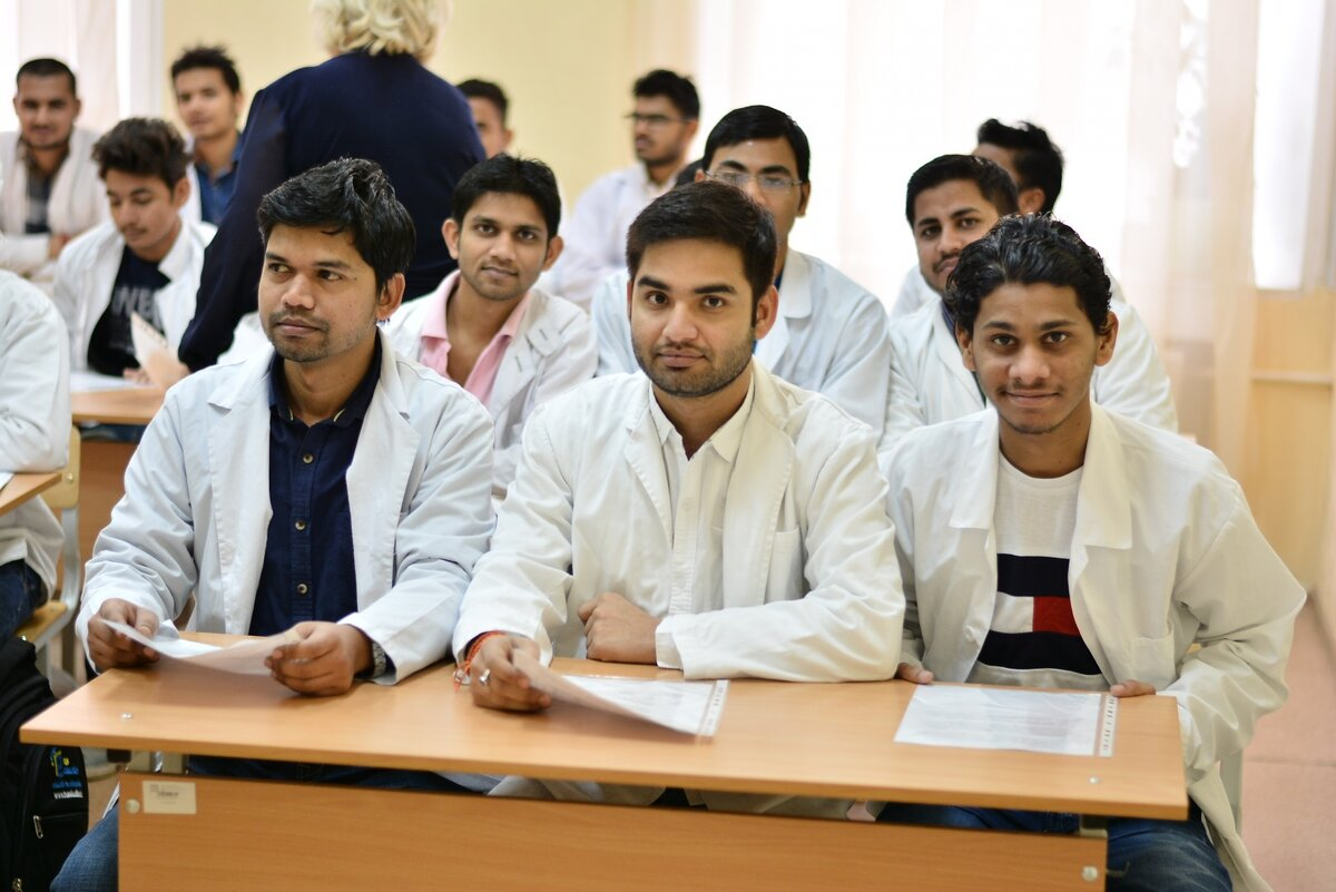 Иностранные медицинские университеты. Студенты из Индии в России. Индия медицинский университет. Студенты медики из Индии. Индус студент.