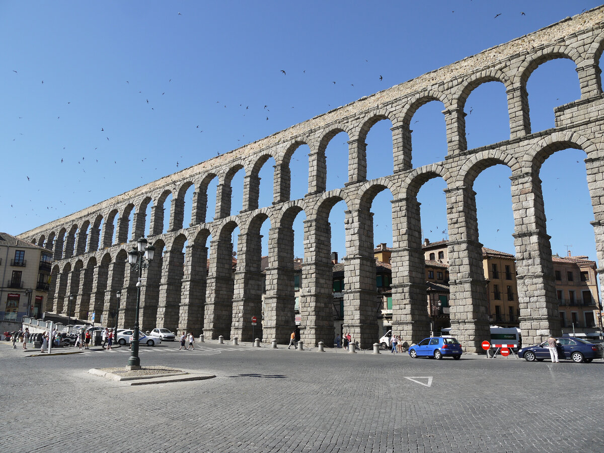 римский акведук в Сеговии (Испания)