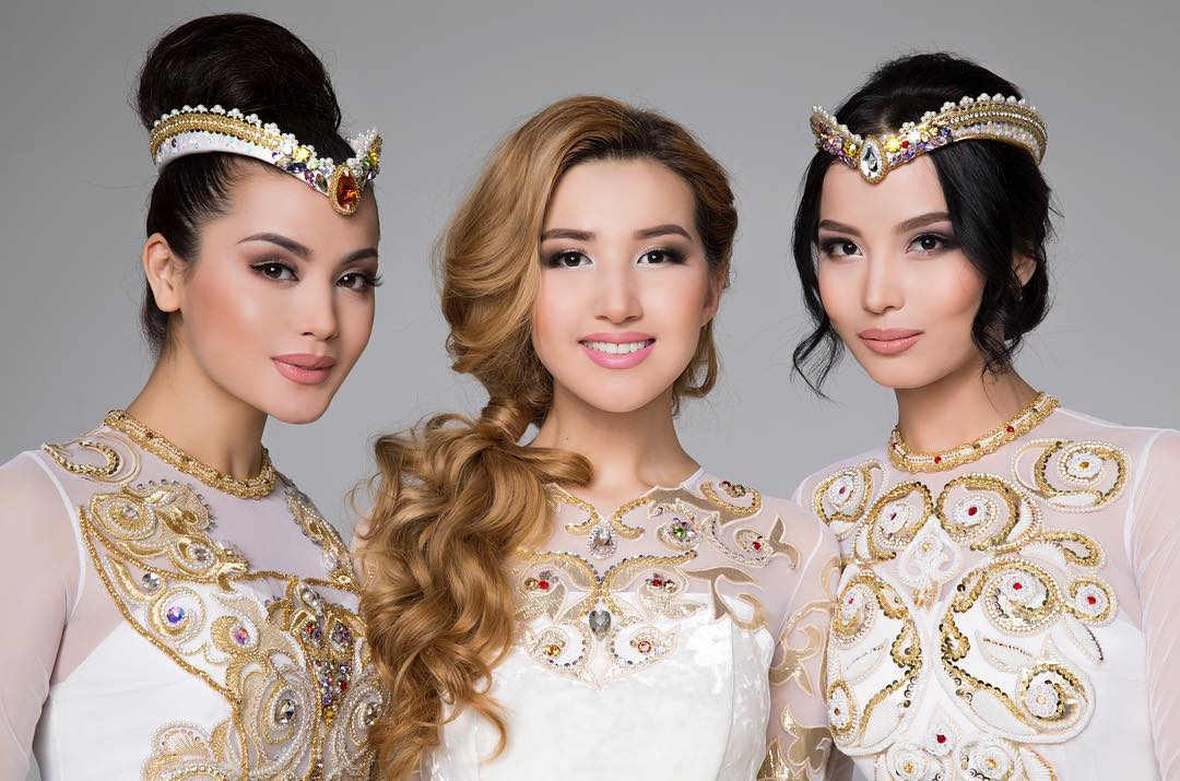 Сұлу қыздар әні. Группа кешью Казахстан. Группа кешью фото. Казахские прически женские. Стилизованные казахские платья.