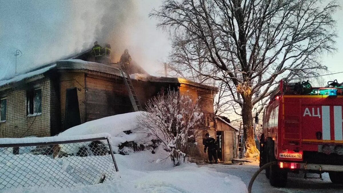     Спасатели тушили возгорание почти 3,5 часа. Об этом сообщается в группе пожарно-спасательной части района.