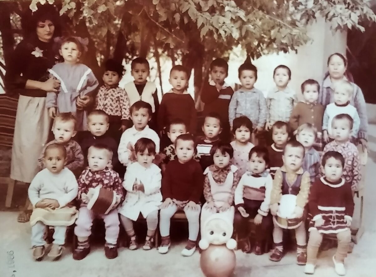 Первая группа Алёши, он - блондин рядом с нянечкой