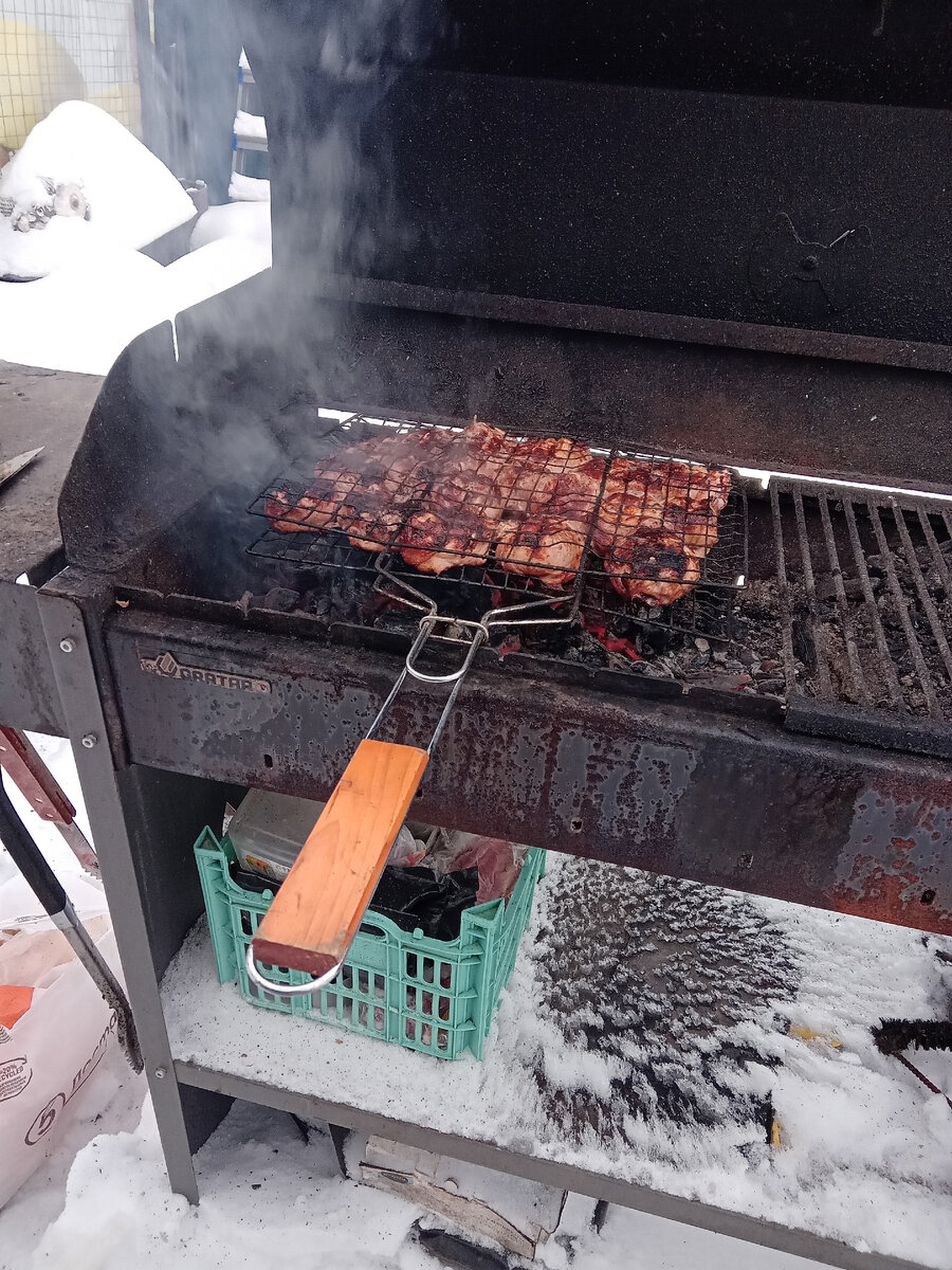 Мангал на природе. Можно жарить шашлыки в мангале. Шашлык барбекю. Барбекю. Можно жарить шашлыки в мангале.