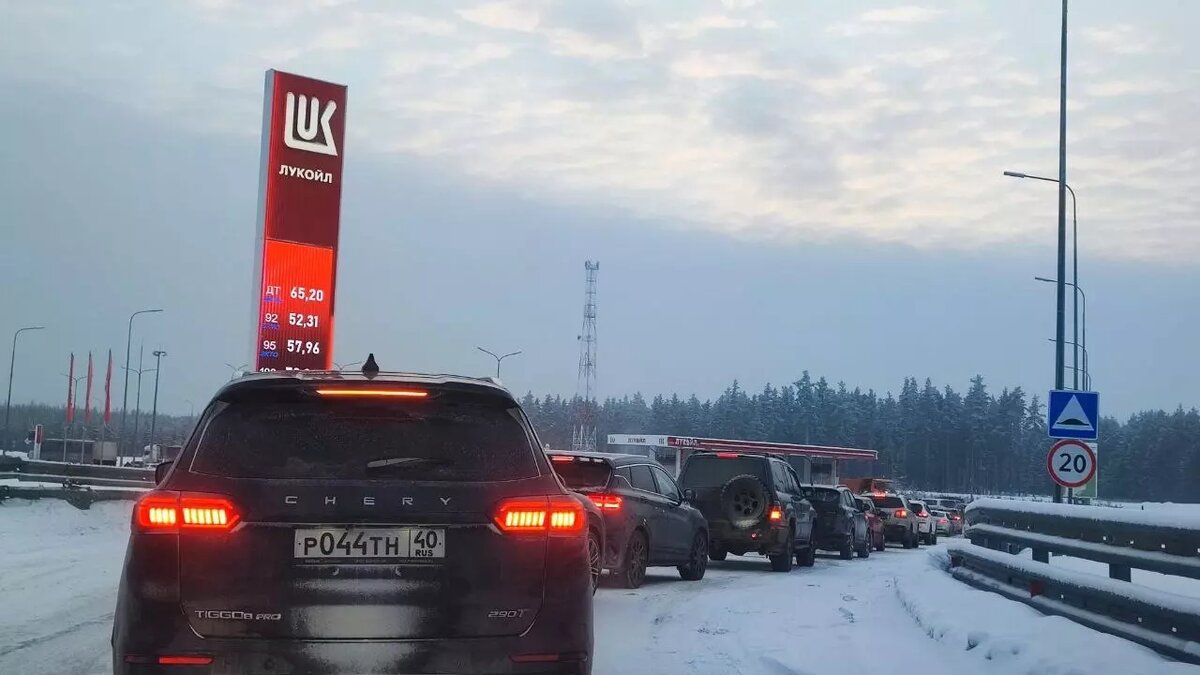     Несколько десятков автомобилей застряли в очереди на одной из АЗС, которую расположили на М-12 из Москвы в Казань. Об этом сообщил один из участников затора, публикация появилась в Telegram-канале Region 116.