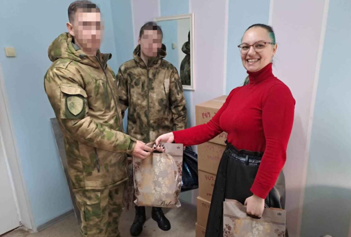    Хабаровские росгвардейцы передали новогодние подарки школьникам из ЛНР