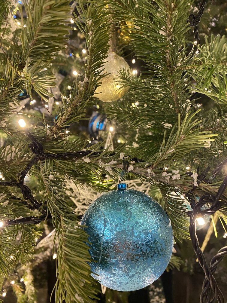 С новым годом планета. Планета елка. Планета рождественских елок. Новый год в космосе. Елочные игрушки в виде планет.