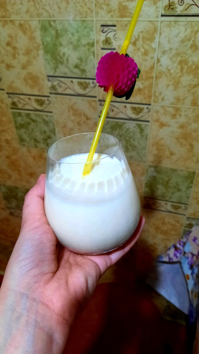 Молоко, мороженое и банан - очень простой и очень вкусный коктейль 😉