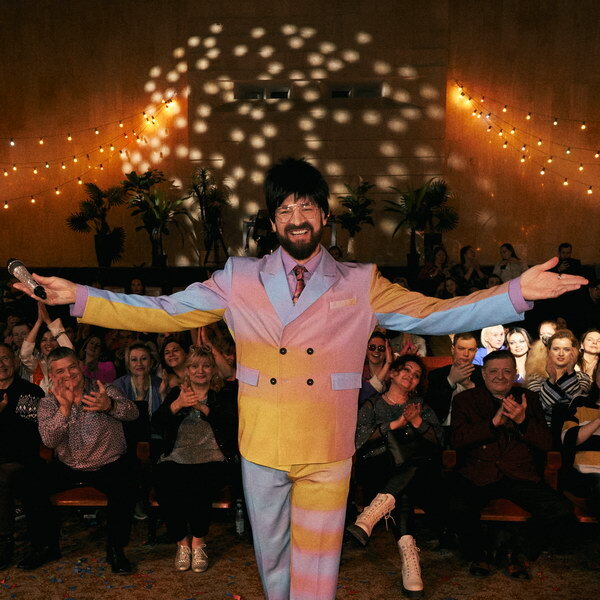     Рецензия: фильм-концерт «1993% хитов». Старые добрые мэмы