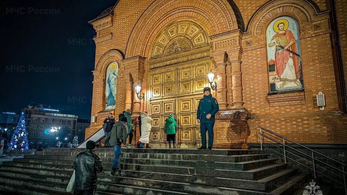     Сотрудники экстренных ведомств обеспечили безопасность в православных храмах во время рождественских богослужений, сообщает пресс-служба ГУ МЧС по Волгоградской области.