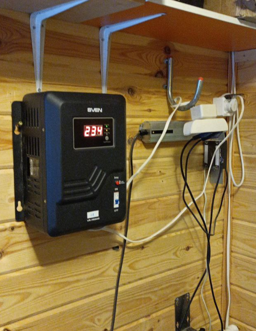 Стабилизатор напряжения. Подключен как времянка. От розетки к нему, от него новая розетка.