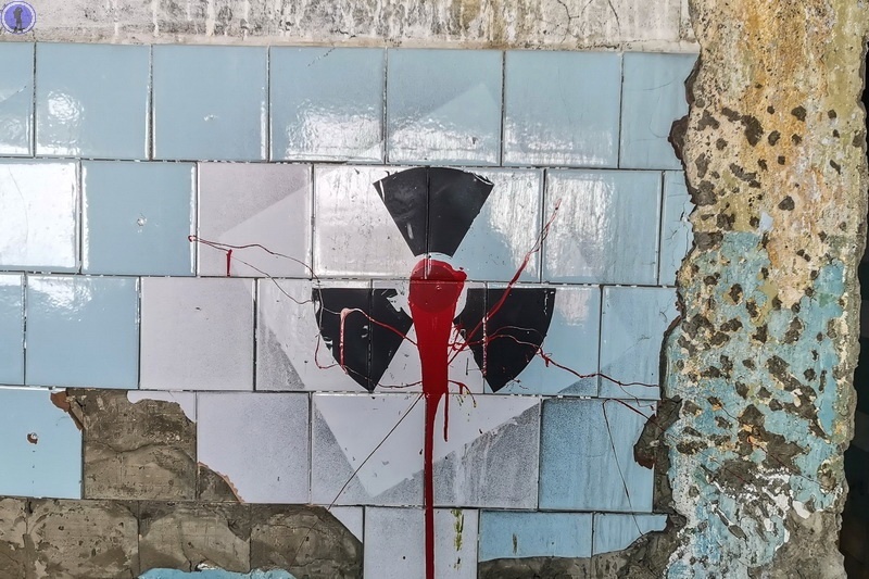 Брошенное высоко в горах Алтая здание управления ртутного рудника "Акташский"