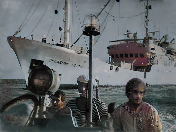 Экспедиция в Сухумскую бухту. Отходим на исследовательском боте от борта "Академика Петровского". Я — тот, что в очках. Реставрированное фото 1989 года.