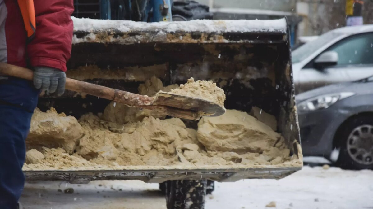     Дорожники приступили к обработке городских улиц в Волгограде после дождя, который прошел ночью при минусовой температуре, сообщает пресс-служба мэрии.