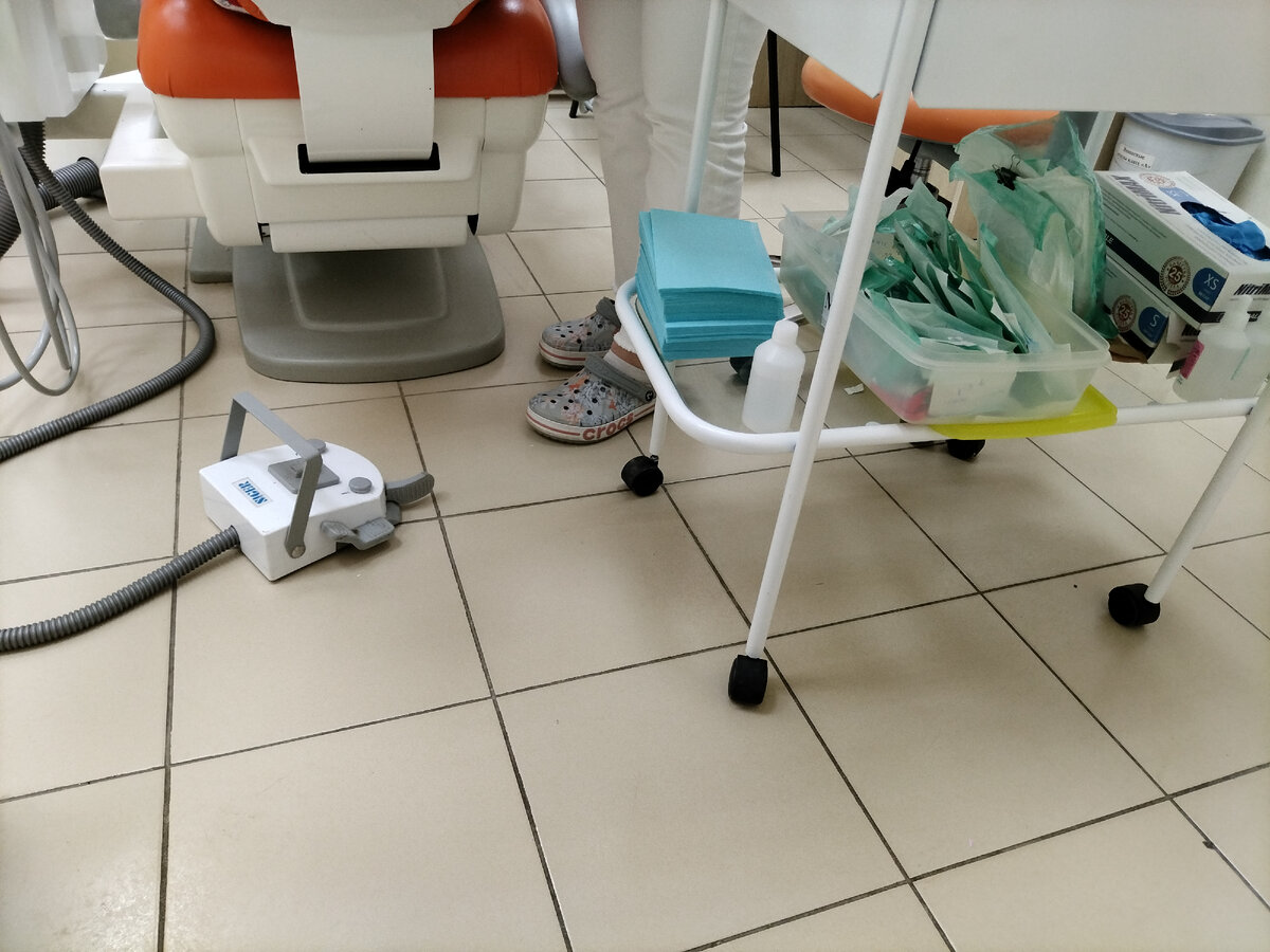 Дочь в кресле у ортодонта