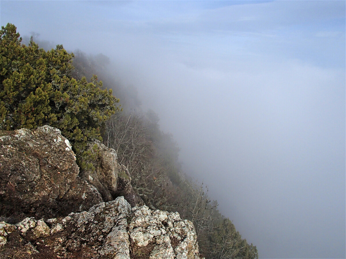 Выше белых облаков. Большие облака. Выше белых облаков. Голубое небо с облаками. Few clouds зтр.