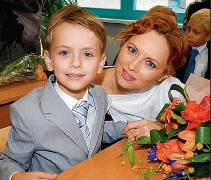  Елена Ксенофонтова с сыном. / Фото: www.eg.ru