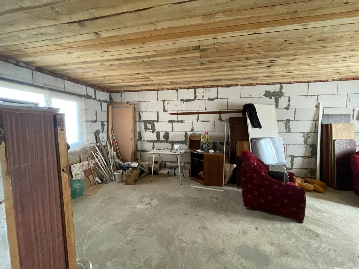 Листайте галерею, фото большой комнаты в пристрое
