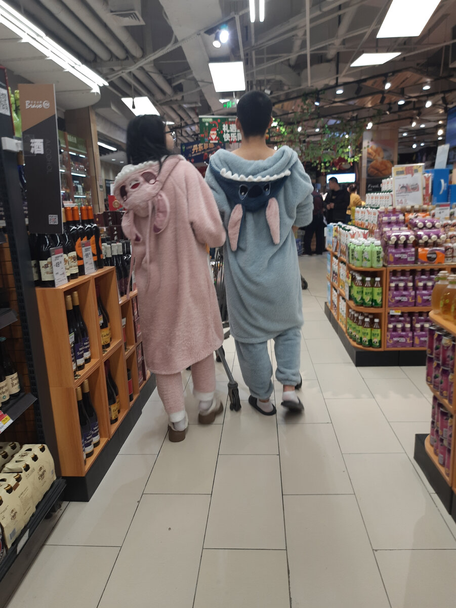 Это я, на них, смотрела дико и ходила кругами, чтобы незаметно сделать фото. Для людей живущих в Китае, это вполне привычная и нормальная ситуация. Ну и что, что в пижаме, халате и комнатных тапочках, в огромный торговый центр  в центре города. Им тепло и уютно, а это самое главное. 