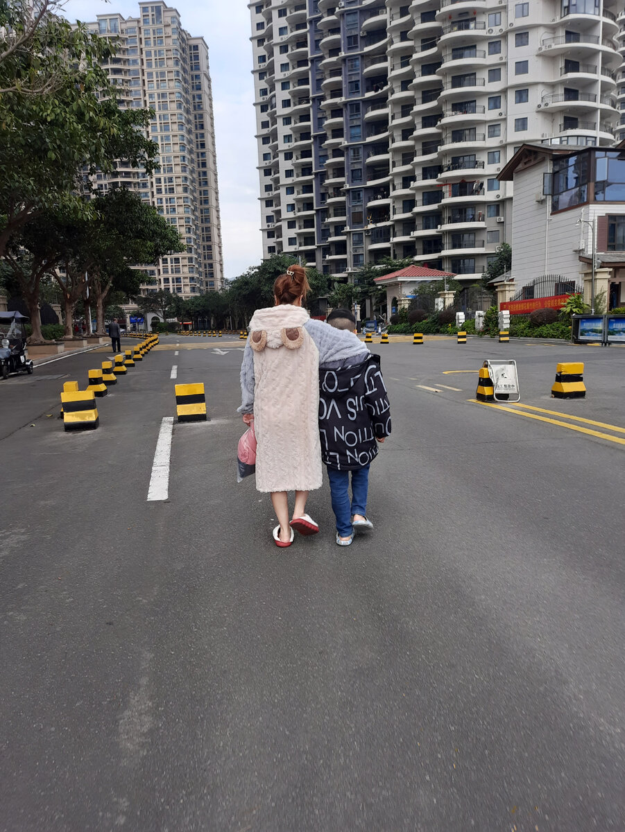 Январь 2024 год. Не знаю почему, но китайцы очень часто ходят в куртке и с голыми ногами (в сланцах, шлепках, комнатных тапочках и без носок). 