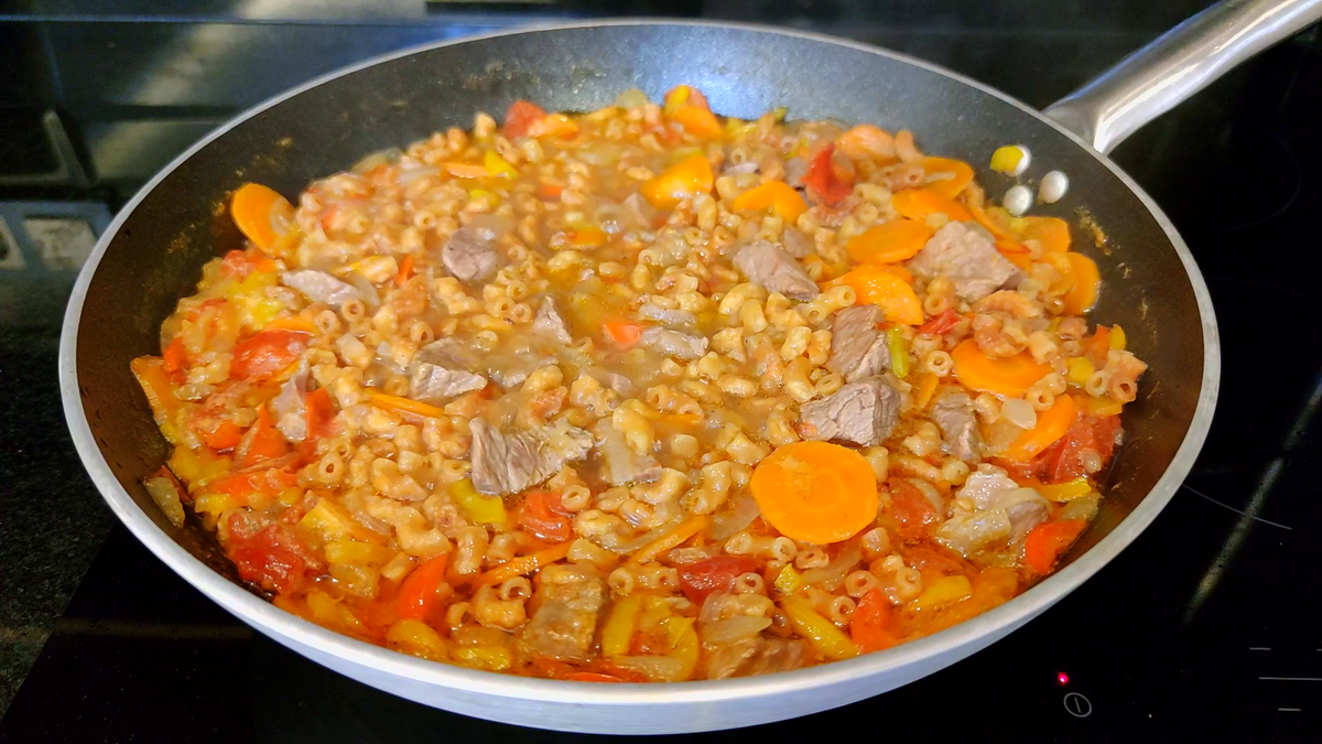 Мужчина в муке. Домохозяйка. Девушки которые умеют готовить. Мужчина на кухне. Даже готовить.