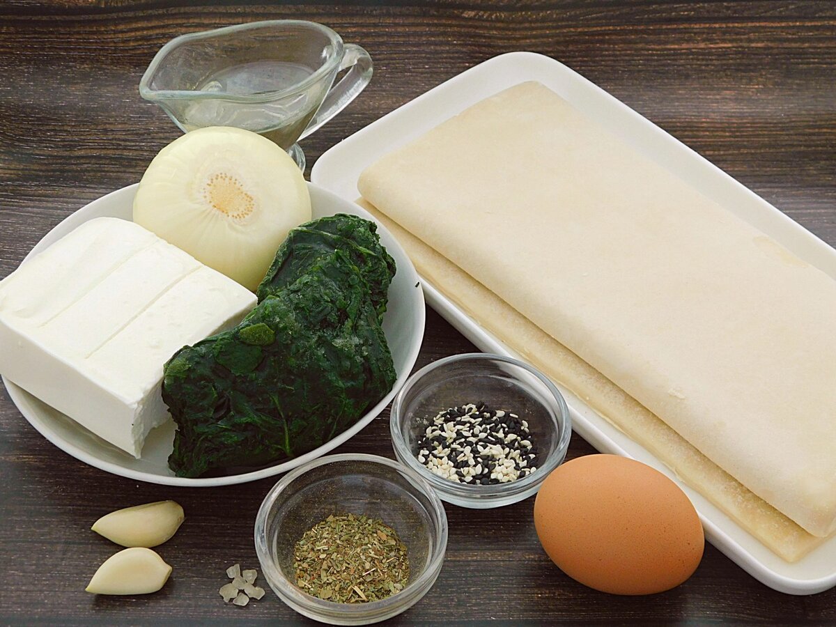 Необходимые ингредиенты для приготовления ароматного и хрустящего штруделя с сыром из слоеного теста
