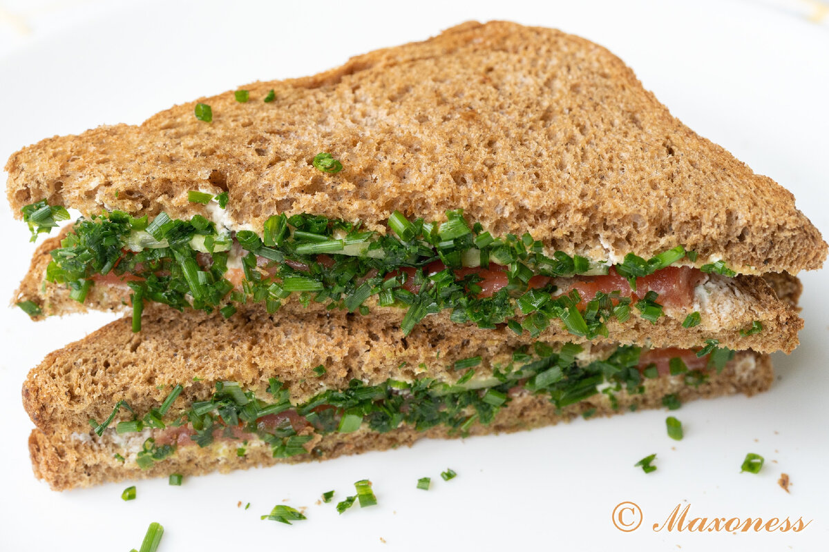 Сэндвич с сыром, огурцами и копченым лососем