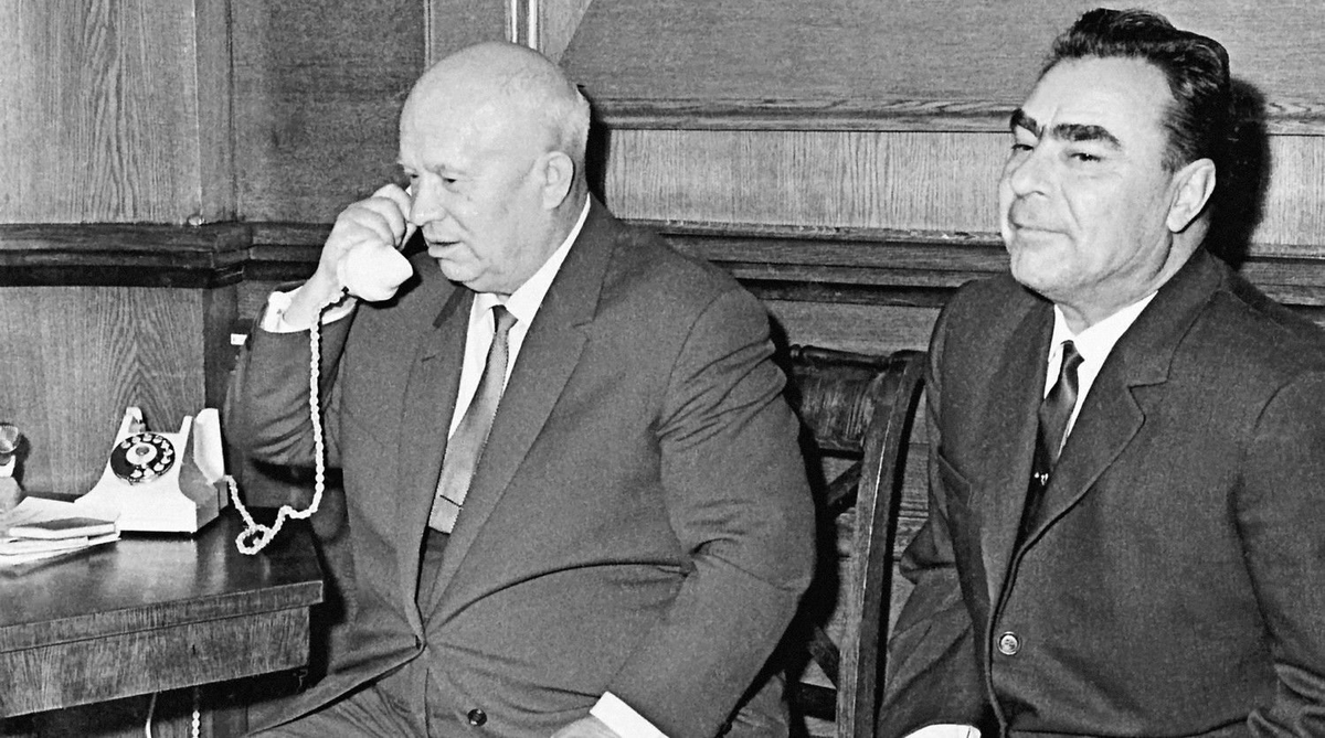 Сталин разговаривает по телефону. Хрущев 1964. Отстранение Хрущева 1964. Хрущев и Брежнев 1964.