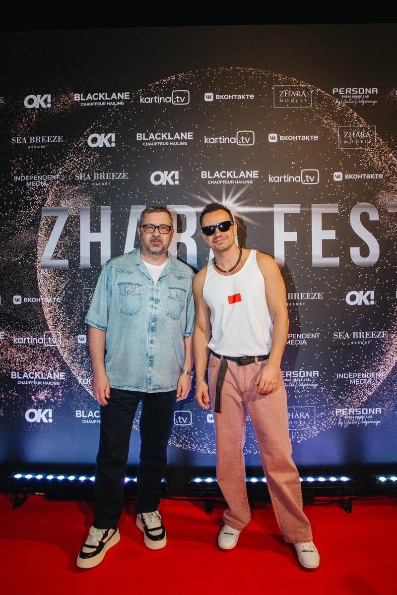 Девушки на улицах города летом в жару. Животные саванны для детей. Девушки летом в жару. Жаркие хиты лета 2010. В б жарких.