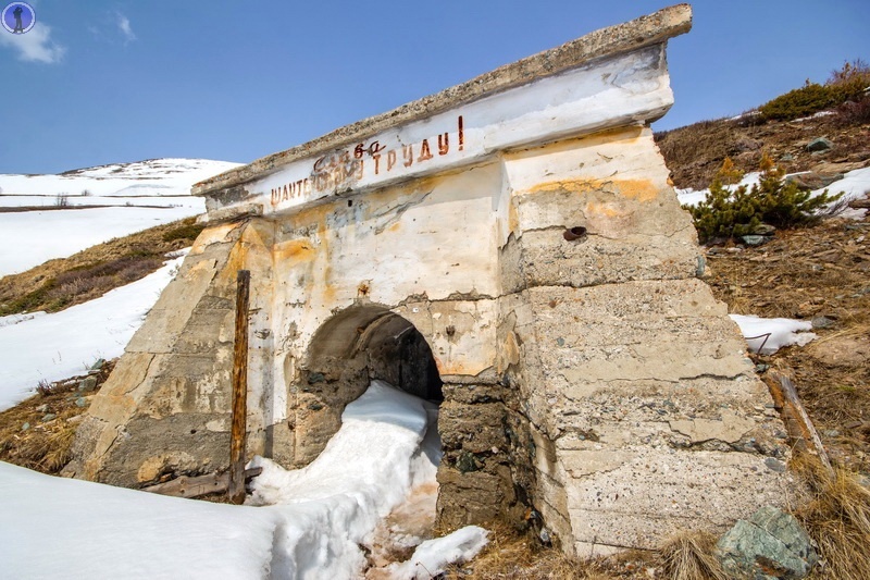 Здесь горняки добывали ртуть. Заброшенная штольня рудника "Акташский" на высоте 2800 метров в горах Алтая