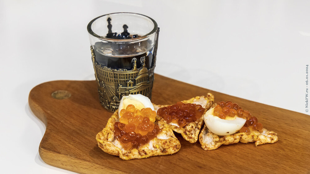 1. Выпивка и закусь — икра на чипсах © NickFW.ru — 06.01.2024г.