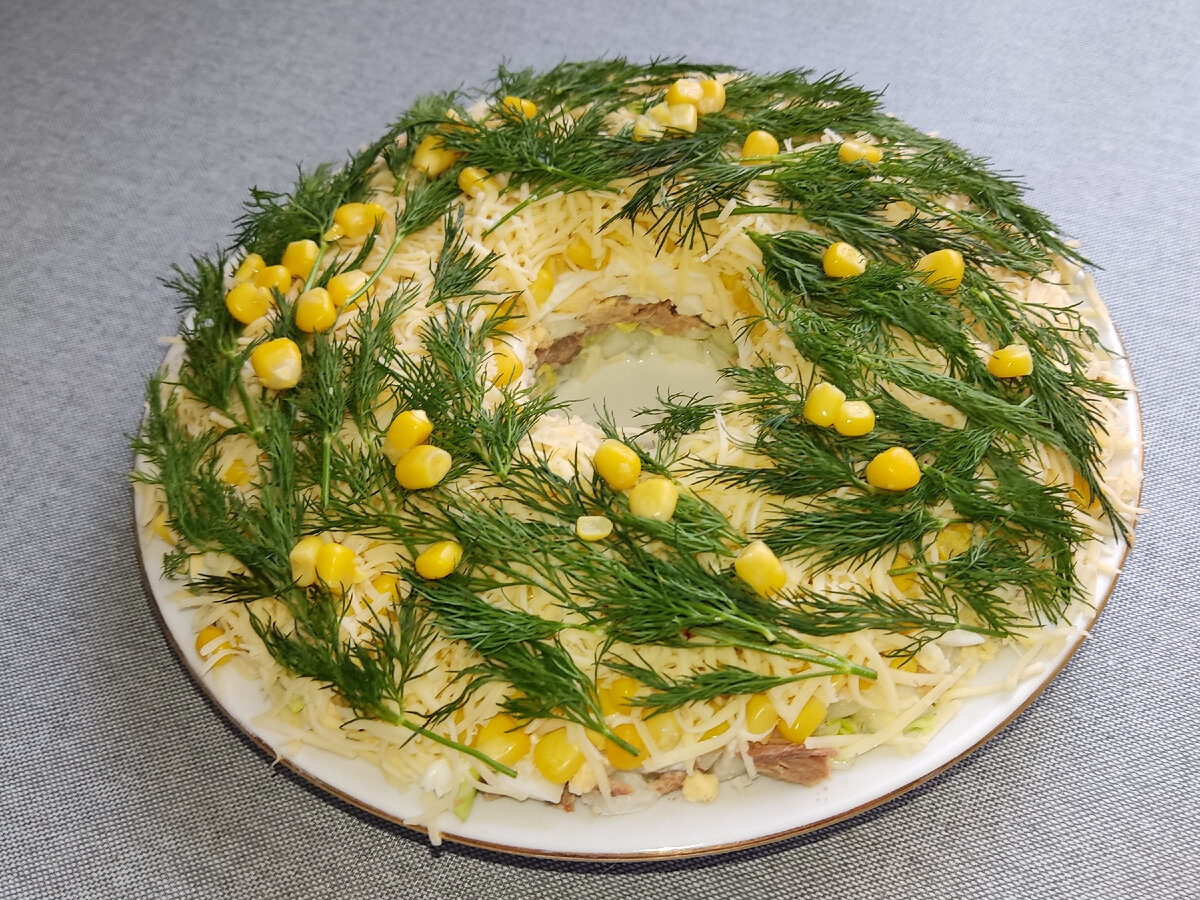 Праздничный салат в виде венка. 