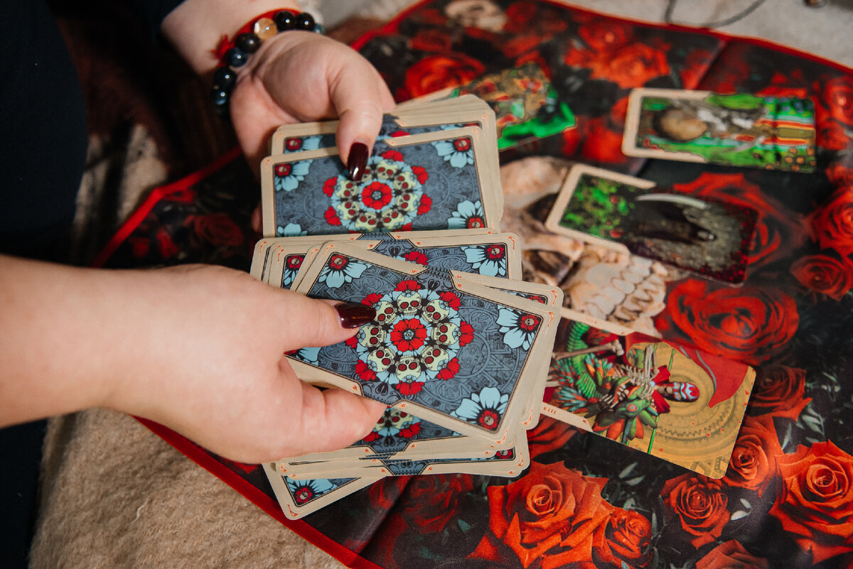 Иногда бывает так, что не смотря на все открытые пути, человек не идёт  ни по одному из них, не замечает, не видит и т.п. 