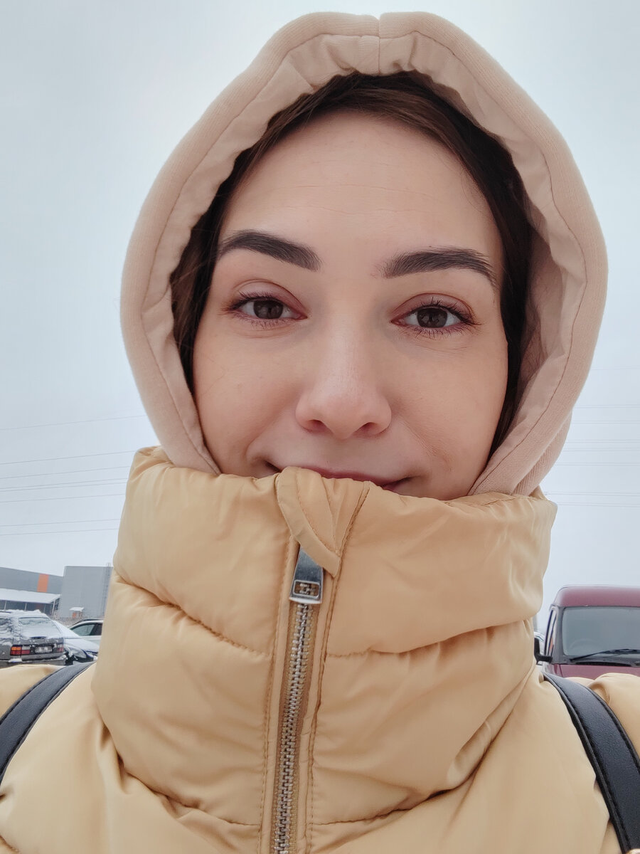 Мой почти гладкий лоб - результат массажа гуаша и тейпов. Только втроём мы разгладили вечное удивление на лице)