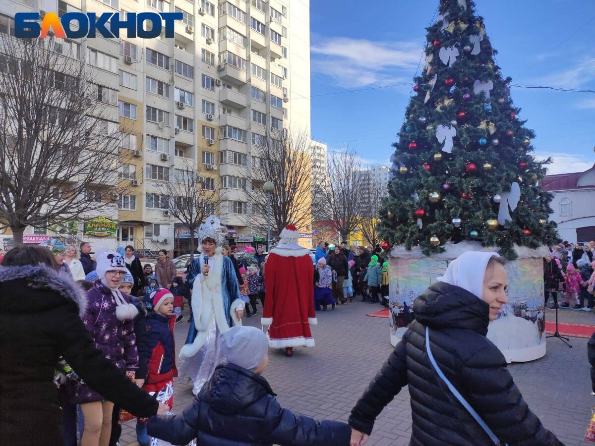 Блокнот учителю на 1 сентября. Блокнот на металлической пружине. Мокап блокнот на пружине сбоку. Блокнот для медицинского центра. Требуется макет требуется менеджер.