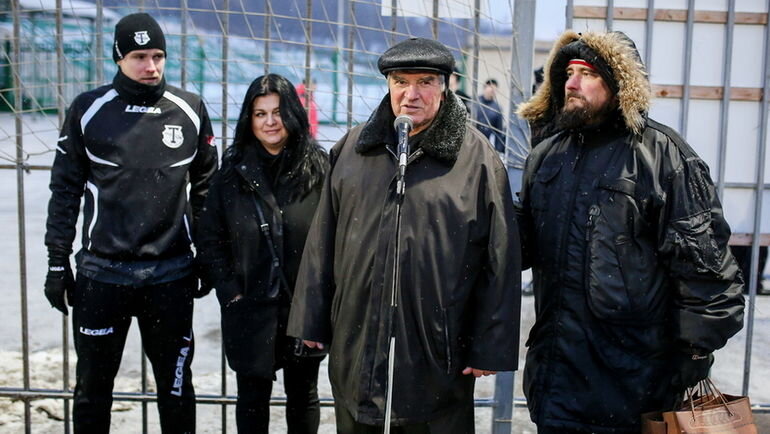 Сергей Шустиков-младший, Наталья Шустикова, Виктор Михайлович Шустиков и глава клуба болельщиков «Торпедо» Василий Петраков на турнире памяти Сергея Шустикова. Фото Клуб болельщиков «Торпедо» для «СЭ»