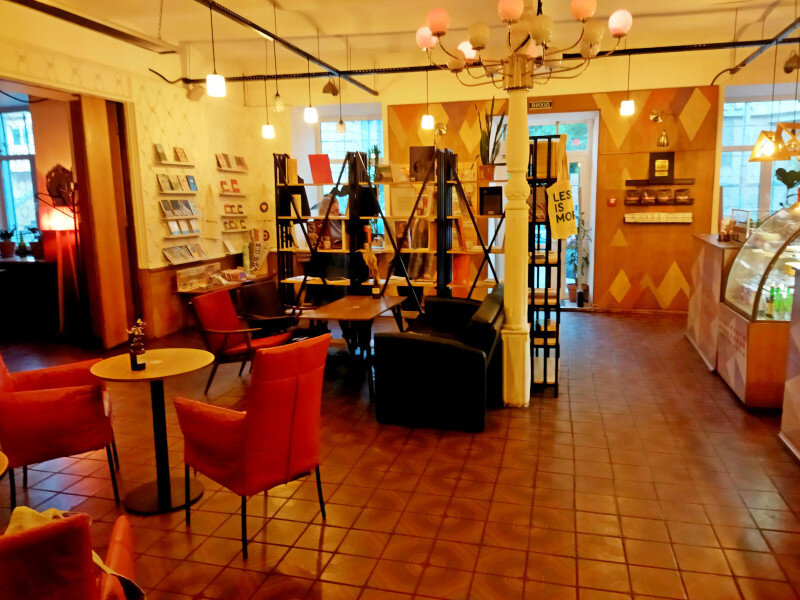 Цитаты про хулиганов. Юноша на руках несет девушку к реке. Юмористические советы психолога. Цитаты про вредных девушек. Протеин мем.