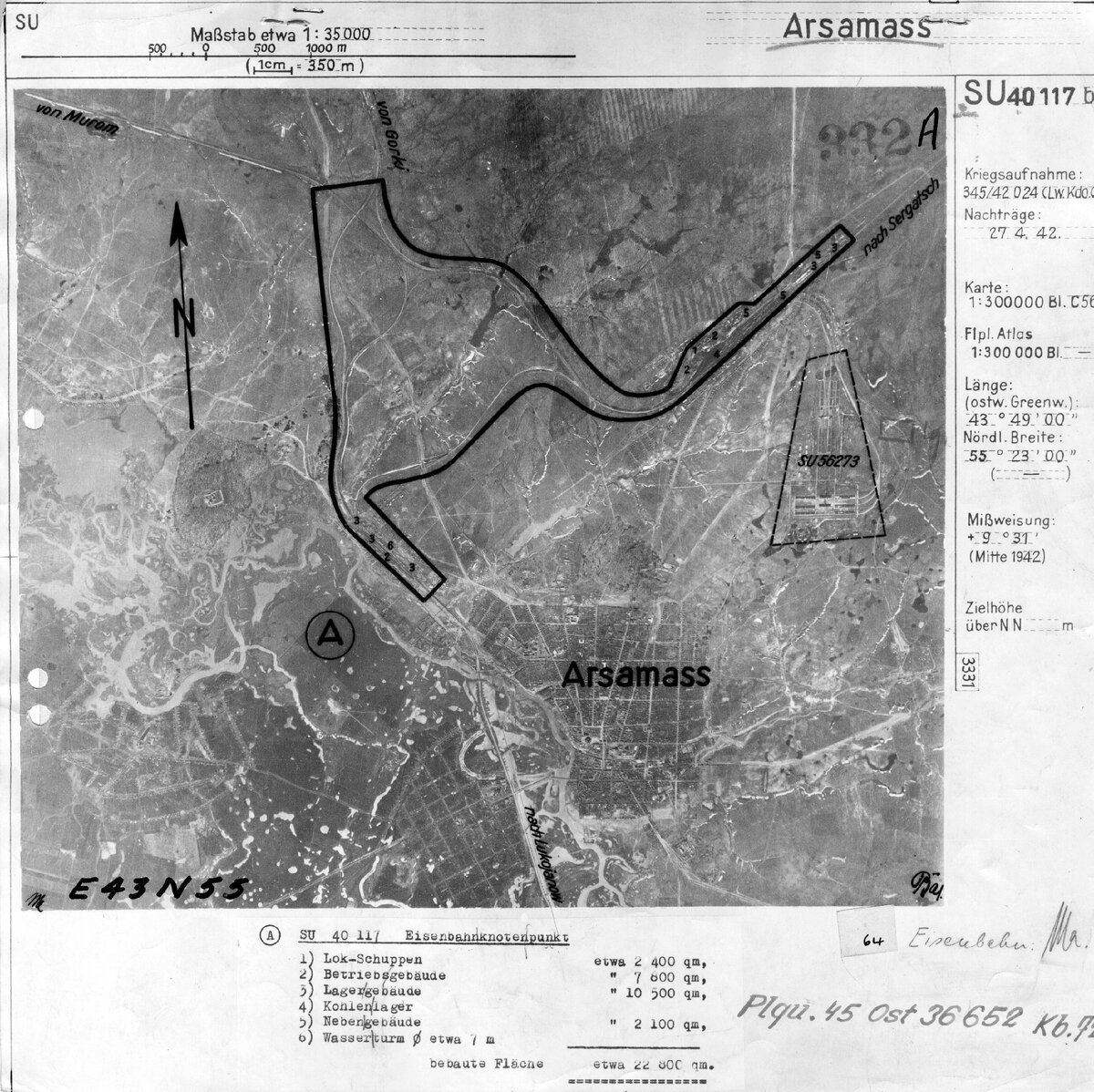 Немецкий аэрофотоснимок от 27 апреля 1942 года.                                                                  Перевод и расшифровка обозначений и сокращений (в алфавитном порядке):                     Bebaute fläche etwa 22800 qm - площадь застройки примерно 22800 кв.м.                 Betriebsgebäude - производственное здание
Eisenbahnknotenpunkt - железнодорожный узел
etwa - примерно, около
Kohlenlager - угольный склад
Kriegsaufnahme - военная съёмка
Lagergebäude - складское здание
Lok-schuppen – локомотивное депо
nach – в / von - из
Nachträge - дополнение
Nebengebäude - вспомогательное здание
Wasserturm 0 etwa 7m - водонапорная башня диам. примерно 7м
