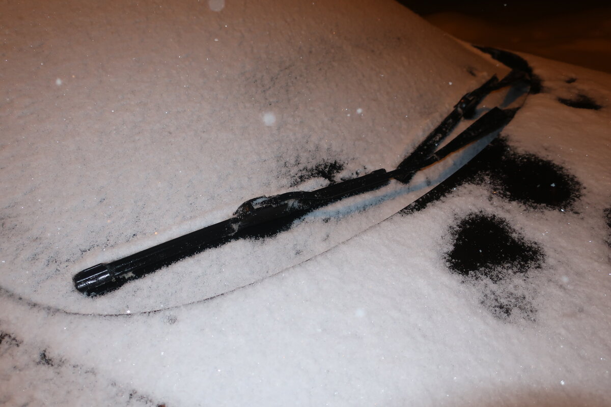 Вся машина в снегу, а дворники чистые: Нашёл идеальный способ от налипания снега и льда на щётки стеклоочистителя