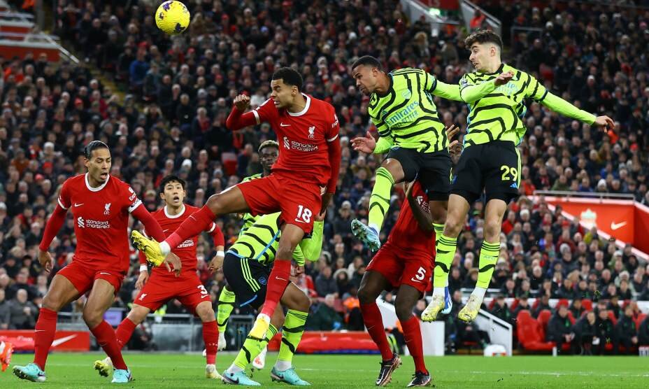    Защитник «Арсенала» Габриэль Магальяэс отправляет мяч в ворота «Ливерпуля». Фото: Reuters