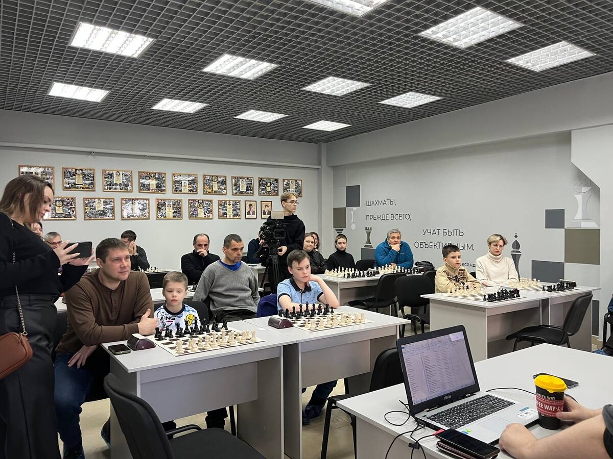    Мастер спорта по шахматам Сергей Слугин встретился с юными курянами