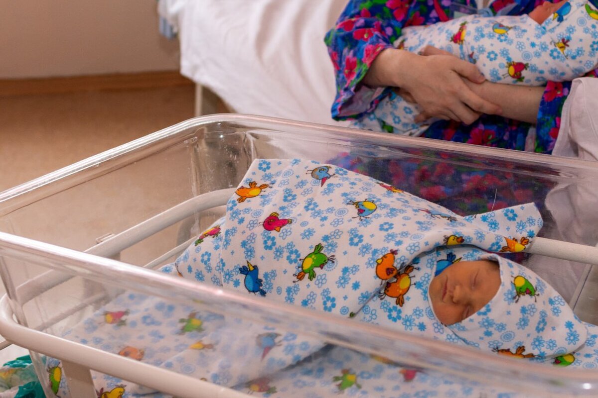    За последние сутки в Курск родилось 10 мальчишек и 8 девчонок