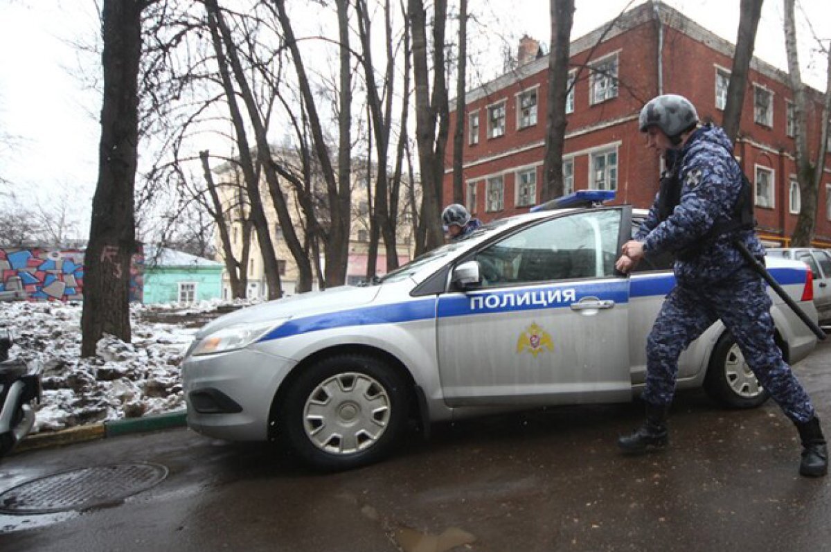    Открыл дверь и бросил гранату.