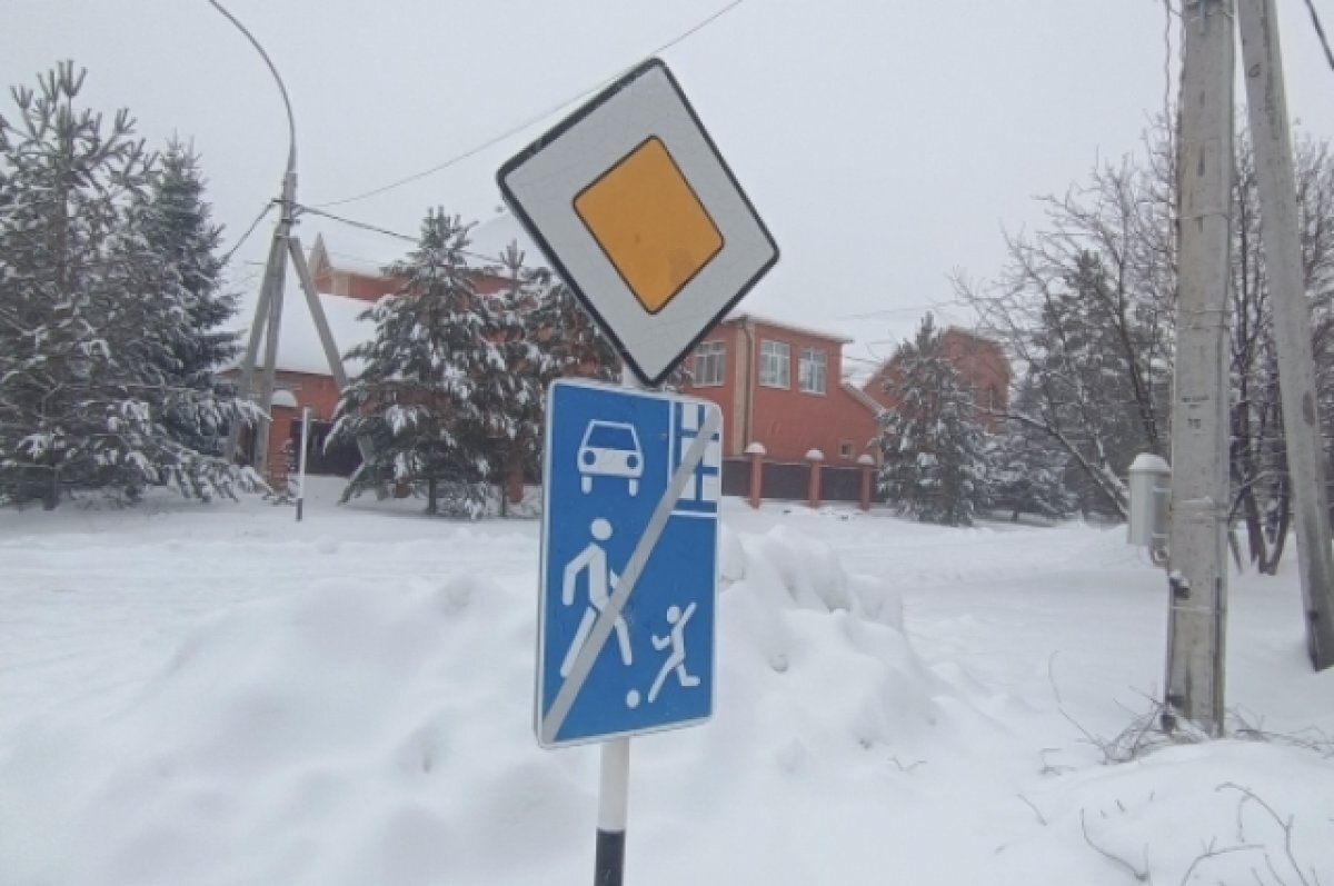    Мёртвые остановки, сугробы, уныние.