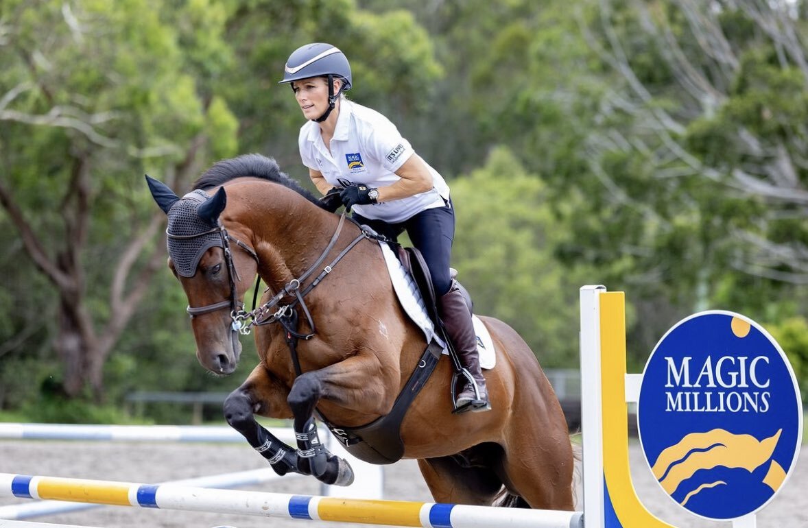 Первый выстрел был в коня. Казак с конем картина. Белое солнце пустыни лошади. Кубанские казаки на конях. Три белых коня текст.