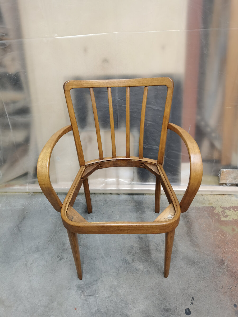 Стул очищен и покрыт маслом