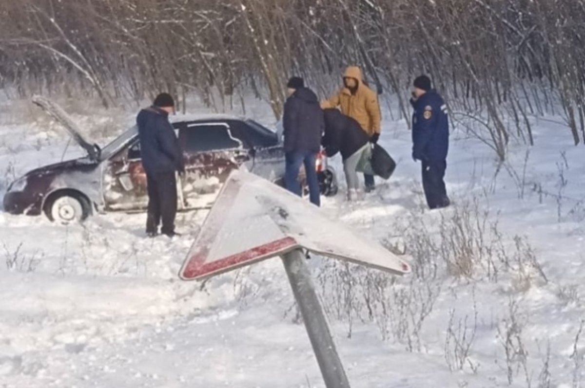    Молодая пара перевернулась в авто на скользкой трассе под Волгоградом